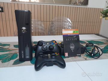 Xbox 360 E 250 GB con 2 Pad Originali Codice Sky e