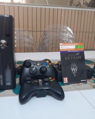 Xbox 360 E 250 GB con 2 Pad Originali Codice Sky e