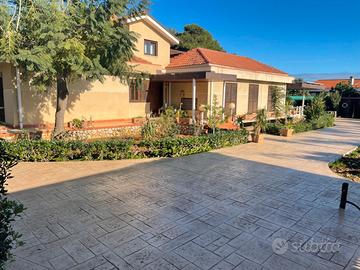 Prestigiosa villa unifam. con piscina e giardino