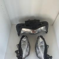 Faro centrale e coppia fari laterali