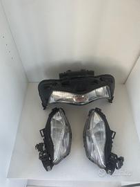 Faro centrale e coppia fari laterali