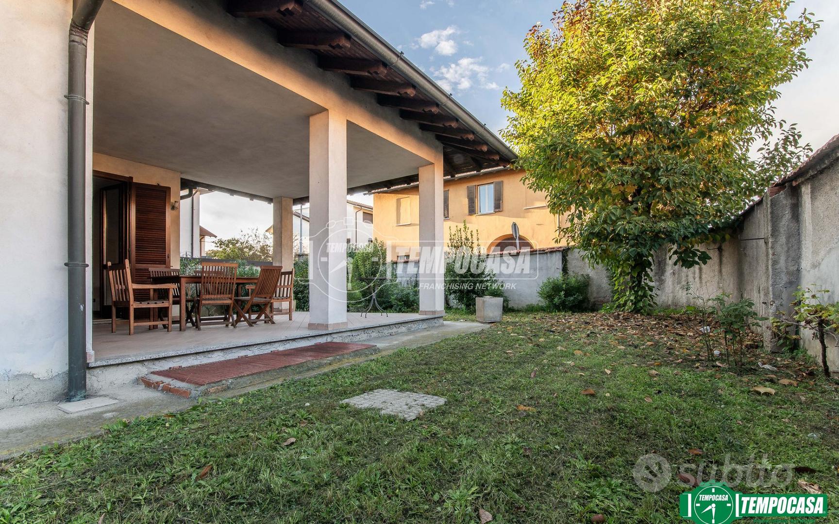 VILLA SINGOLA CON GIARDINO E BOX - View 2