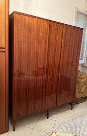 Armadio in legno a due ante