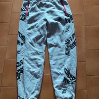 Pantaloni della tuta grigi marca Adidas.