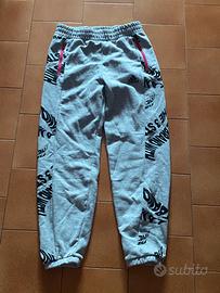 Pantaloni della tuta grigi marca Adidas.