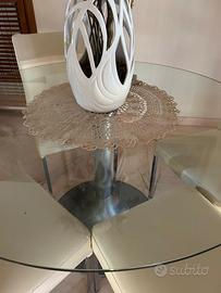 Tavolo in cristallo con sedie rivestite in pelle