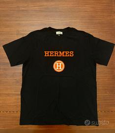 T-shirt nera con dettaglio arancione