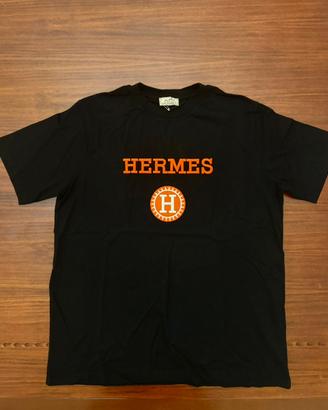 T-shirt nera con dettaglio arancione