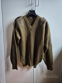 Military V-neck knit sweater.