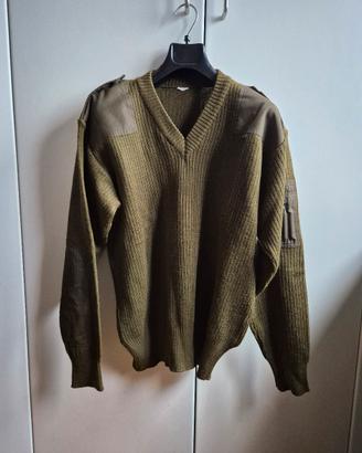 Military V-neck knit sweater.