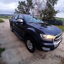 Ford Ranger XLT con gancio traino