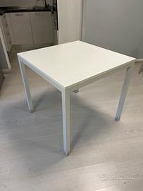 8 tavoli quadrati bianchi