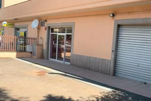 Locale commerciale con canna fumaria