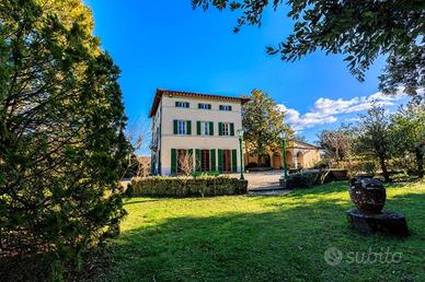 Villa di 800 m² con più di 5 locali a Bucine