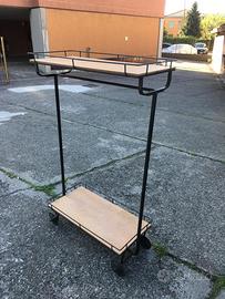 Mobile attrezzato con apoenderia e ripiani,