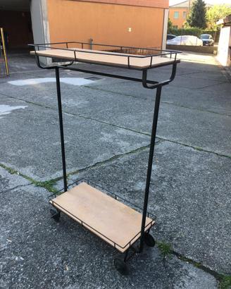 Mobile attrezzato con apoenderia e ripiani,