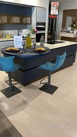 Cucina a Isola Elegante con Snack di Mobilturi