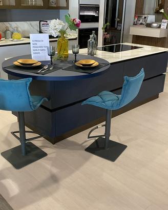 Cucina a Isola Elegante con Snack di Mobilturi