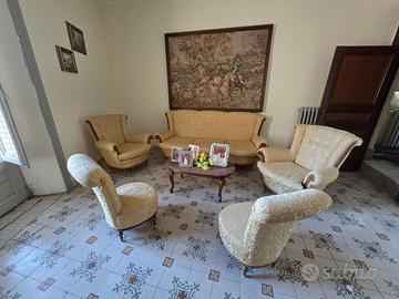 Mobili "vintage" salotto e parete attrezzata.