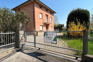 CASA INDIPENDENTE SU 3 LIVELLI CON GIARDINO E GARA