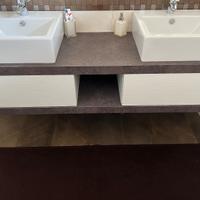 Mobile bagno con doppio lavabo e rubinetteria