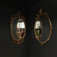 Specchio ovale con cornice dorata e intarsiata