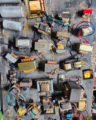 Lotto Componenti Elettronici e Trasformatori Vari