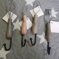 N. 4 appendini da cucina. Altezza cm 7