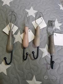 N. 4 appendini da cucina. Altezza cm 7