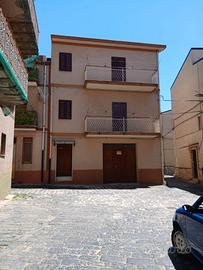 Casa indipendente su 3 livelli incluso garage