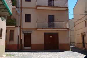 Casa indipendente su 3 livelli incluso garage