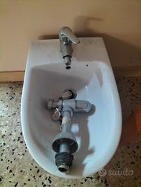  Set Bidet e lavandino con rubinetteria 