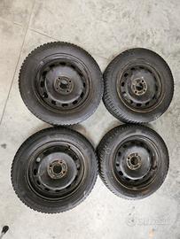 4 cerchi 15 per Ford gommati invernali.
