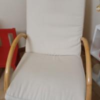 Poltrona a dondolo in legno con cuscino