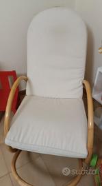 Poltrona a dondolo in legno con cuscino