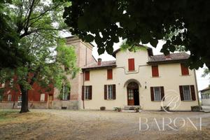 Capannoni commerciali e villa padronale a Poviglio