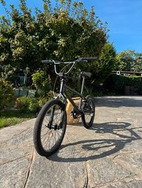 Bici BMX nera opaco