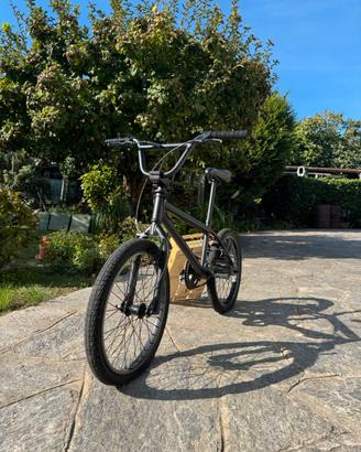 Bici BMX nera opaco