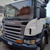 SCANIA P380 Scarrabile con Gru