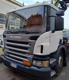 SCANIA P380 Scarrabile con Gru