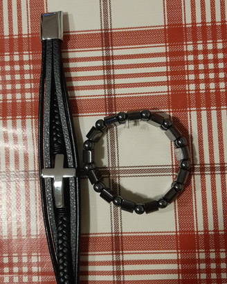 2 bracciali braccialetti, uno cuoio, uno ematite