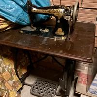 Macchina da cucire d'epoca