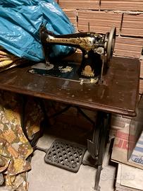 Macchina da cucire d'epoca