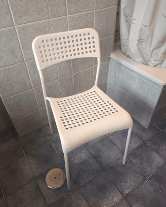 SEDIA IN METALLO E PLASTICA BIANCA – DESIGN MODERN