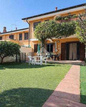 VILLA A SCHIERA A ANZIO