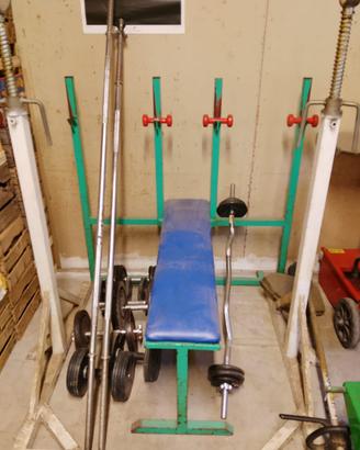 Panca palestra con bilancieri, manubri e pesi