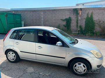FORD FIESTA 2005 GRIGIA