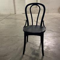 Sedia nera stile Thonet in plastica