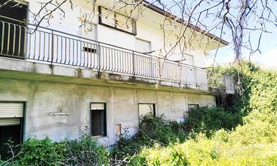 Casa singola divisibile in 4 appartamenti