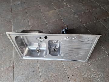 Lavandino in acciaio